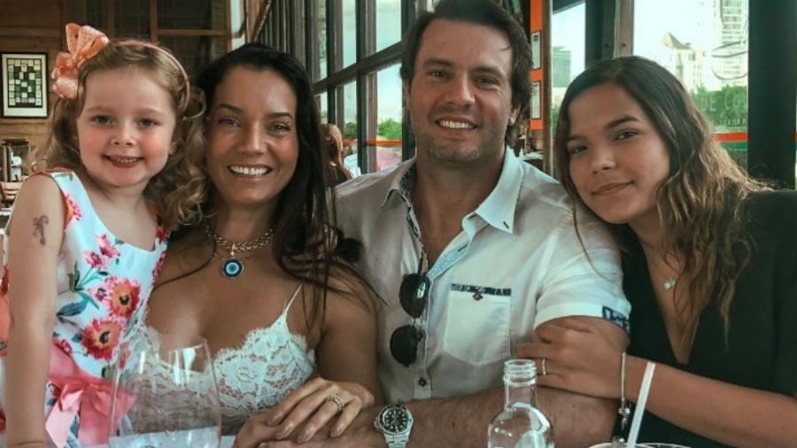 Mônica Carvalho com a família: o marido Alaor Paris e as filhas Valentina e Yaclara - Reprodução/Instagram