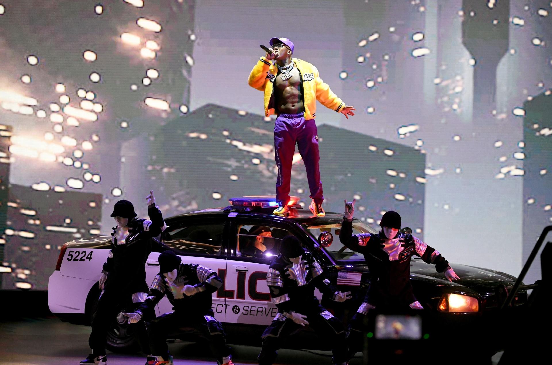 DaBaby com os Jabbawockeez durante apresentação no MTV VMA 2020 - Kevin Winter/MTV VMAs 2020/Getty Images for MTV