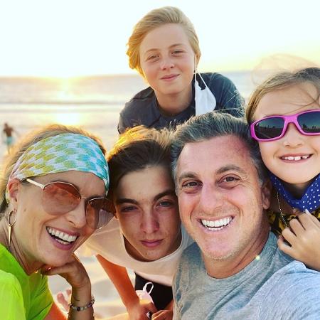 Luciano Huck, Angélica e os filhos do casal, Joaquim, Benício e Eva, comemoram o aniversário do apresentador no Ceará - Reprodução/Instagram