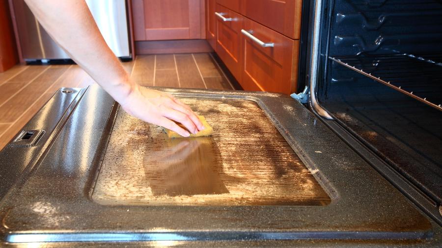 Vídeo no TikTok viraliza ao compartilhar truque para limpar forno sujo de gordura - Getty Images/iStockphoto