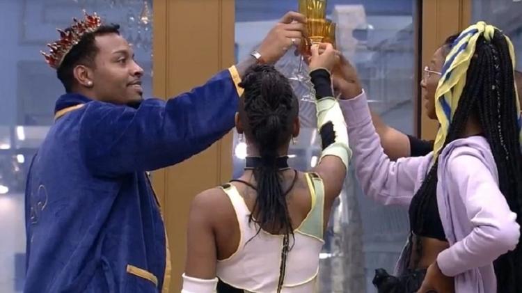 BBB 21: Nego Di brinda com amigos dentro do quarto do líder - Reprodução/Globoplay - Reprodução/Globoplay