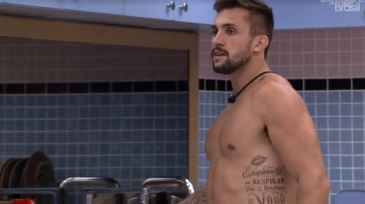 BBB 21: Arthur na cozinha - Reprodução/Globoplay - Reprodução/Globoplay