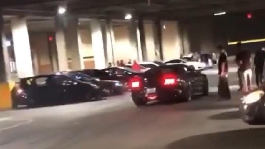 Carro bate em estacionamento após assustar com Mustang - Reprodução