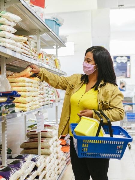 No mês de setembro, os alimentos comprados nos supermercados estavam 14,66% mais caros em relação ao patamar de um ano antes - iStock