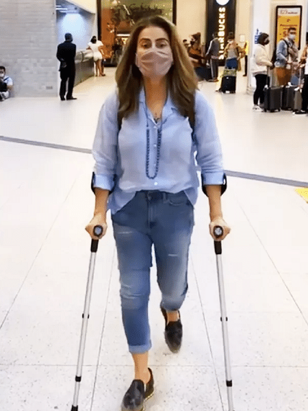Maitê Proença usa muletas em aeroporto - Reprodução