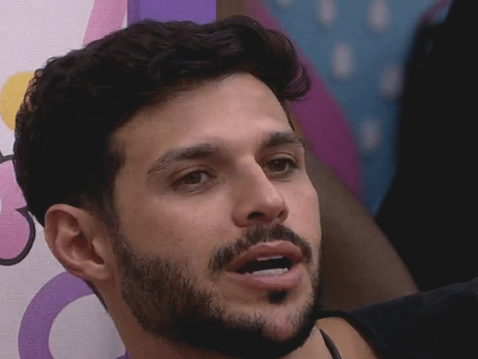 Rodrigo usa a palavra 'traveco' e é repreendido por Maria e Vyni