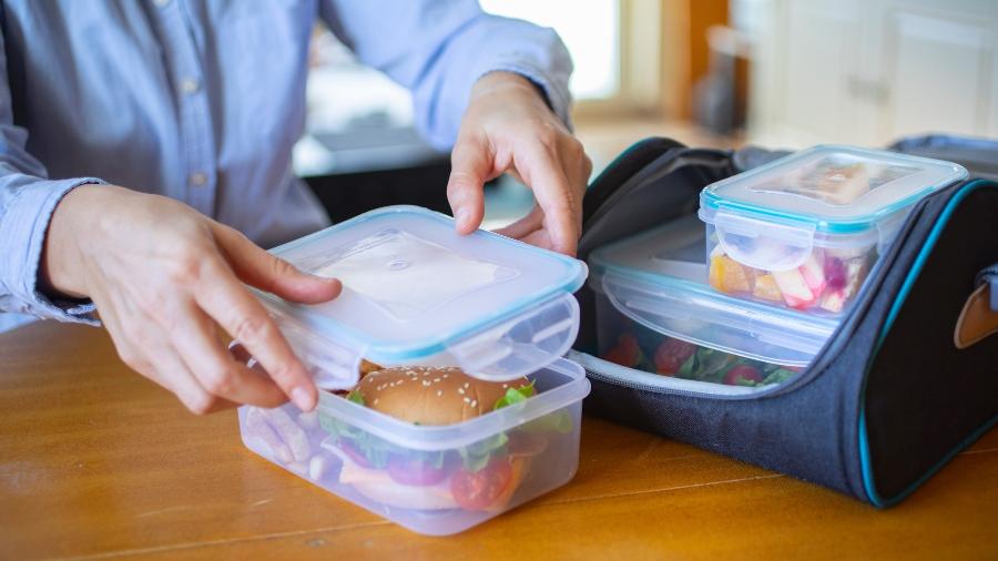 Levar a comida pronta de casa pode ajudar a economizar, diante da alta nos preços dos alimentos - Vladimir Vladimirov/Getty Images