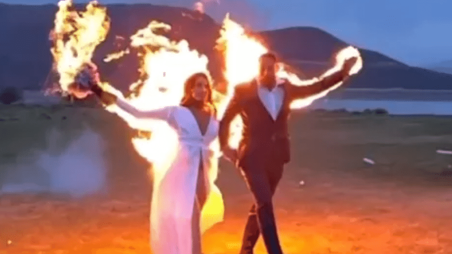 Noivos dublês ateiam fogo no próprio corpo na saída do casamento - Instagram