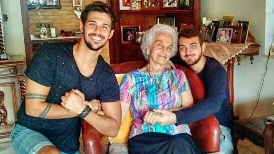 Rodrigo Mussi e o irmão, Rafael Mussi com a avó após expulsão - Reprodução/Instagram