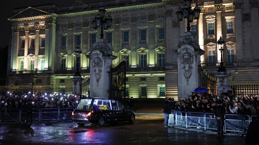 Corpo da rainha Elizabeth 2ª chega ao Palácio de Buckingham sob o olhar de milhares de pessoas na rua - Chip Somodevilla/Getty Images