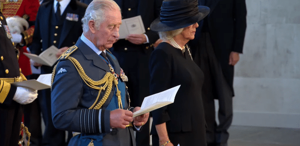 Rei Charles 3º acompanha cerimônia ao lado da rainha consorte, Camilla