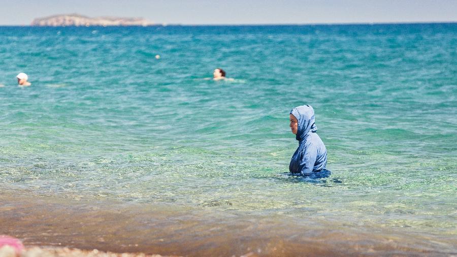 Mulheres usam burquíni enquanto nadam no mar em praia da Tunísia Mulheres usam burquíni enquanto nadam no mar em praia da Tunísia