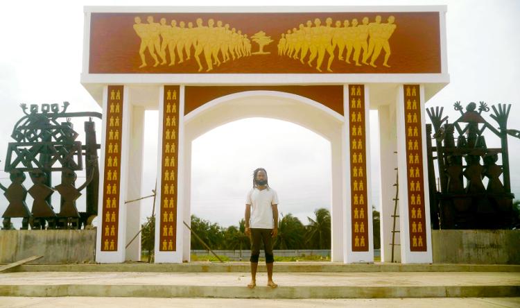 João na Porta do Não Retorno, em Ouidah, no Benin.