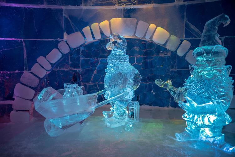 Mais esculturas de gelo expostas no hotel de neve