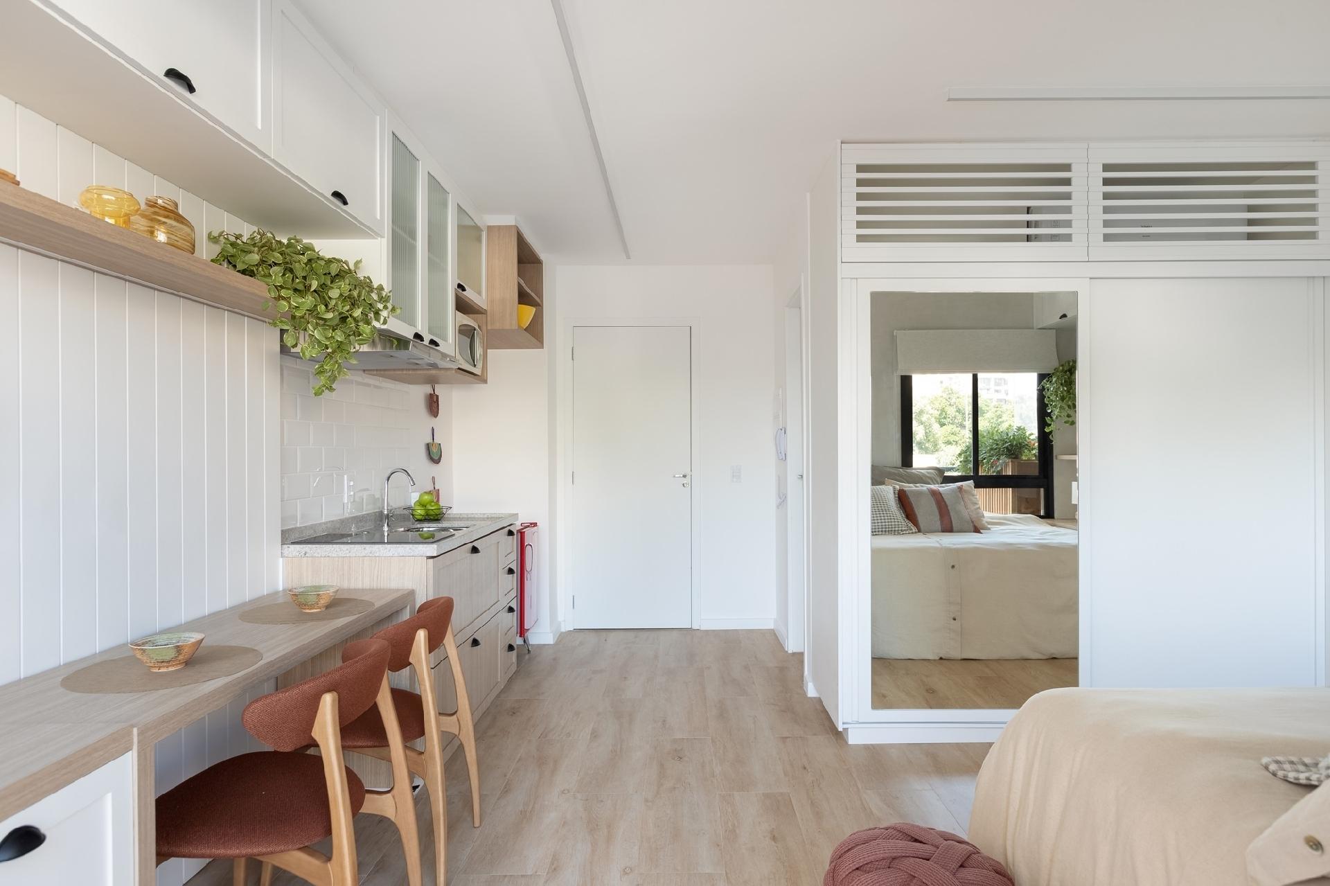 Do outro lado está o armário, que embute o ar-condicionado na parte superior. O espelho duplica o espaço e dissemina luz pelo apartamento. - Monica Assan/Divulgação