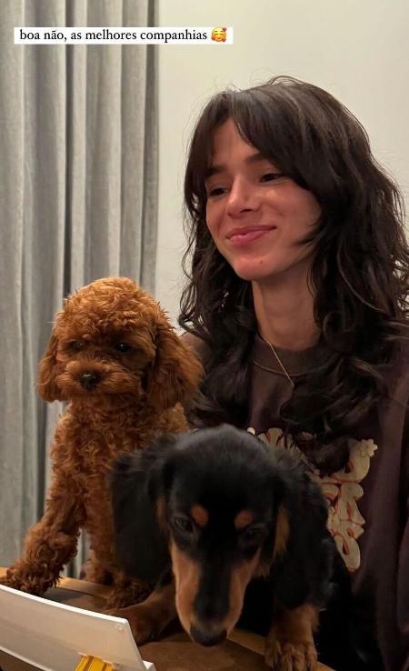 João Guilherme posta foto de Bruna Marquezine e os cachorros