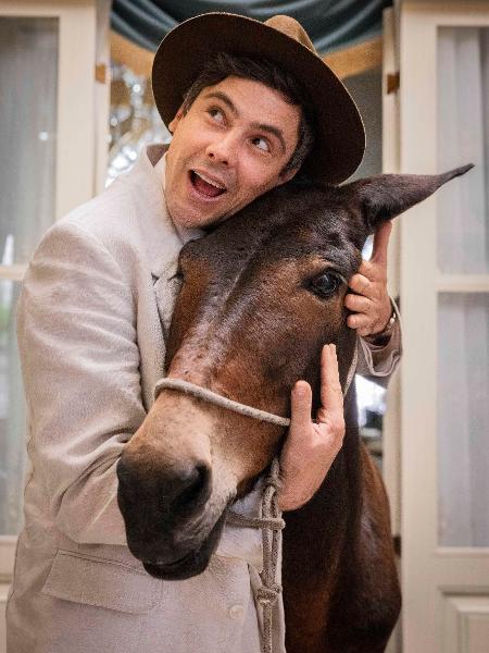 Candinho (Sergio Guizé) e Burro Policarpo (Juliana) em "Êta Mundo Melhor!" - FÁbio Rocha/Globo