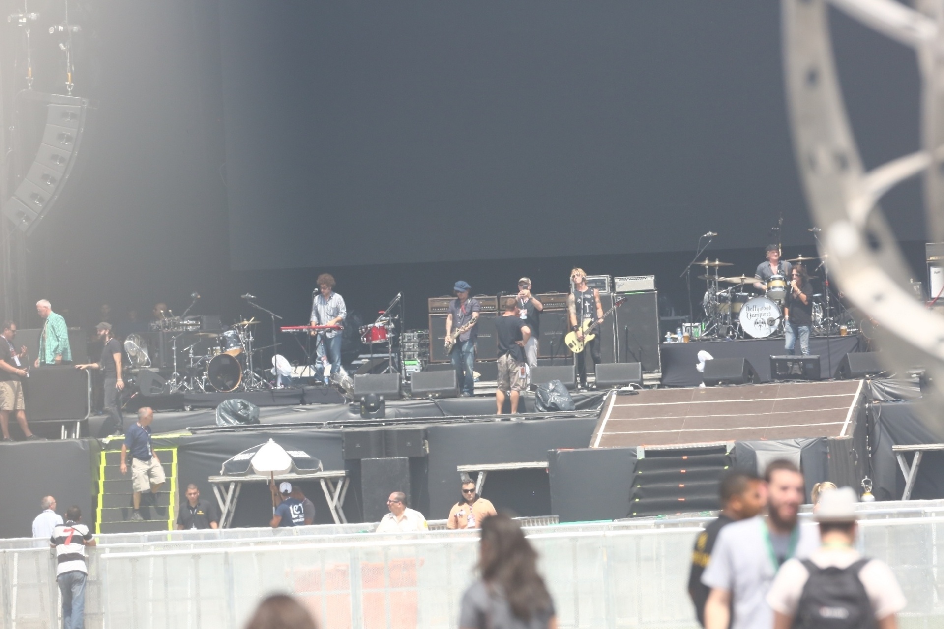 23.set.2015 - O astro Johnny Depp passa o som na Cidade do Rock, no Rio, com o Holywood Vampires. Supergrupo, que também conta com Alice Cooper, Joe Perry, Duff McKagan e Matt Sorum, se apresenta nesta quinta (24) no Rock in Rio - Gabriel Rangel/AgNews