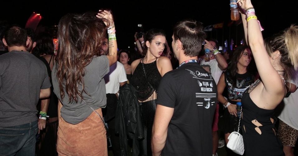 27.set.2015 - Bruna Marquezine e Thaila Ayala (de costas) dançam ao som de Katy Perry no último dia de Rock in Rio