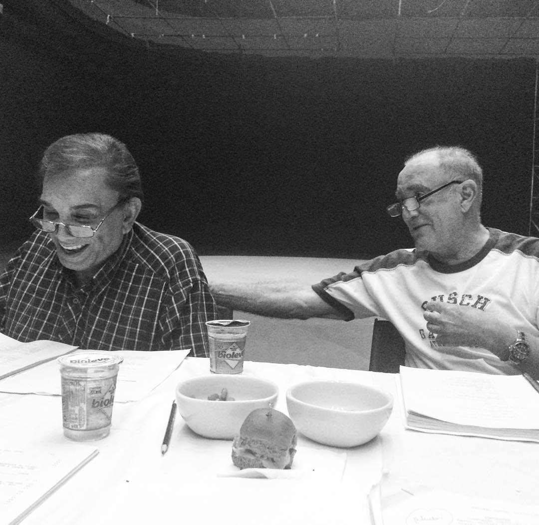 20.fev.2016 - Dedé Santana e Renato Aragão se reúnem para leitura de texto de "Os Saltimbancos Trapalhões 2 - Rumo a Hollywood" - Reprodução/Instagram/leticia_colin_