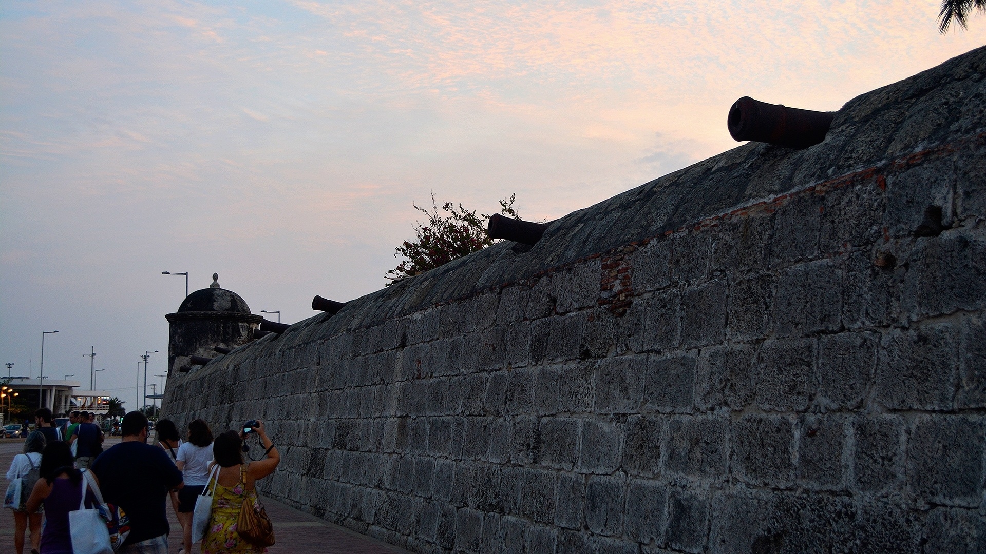 Finalizada em 1796, após quase dois séculos em construção, a muralha de Cartagena cerca o centro histórico por 11km - Denise de Almeida/UOL