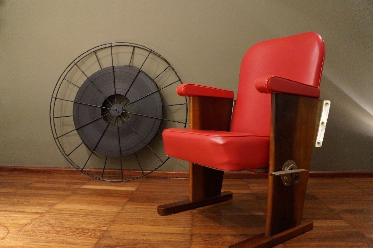 A poltrona (58 cm x 80 cm) é do finado Cine Windsor, inaugurado no número 974 da Av. Ipiranga, centro de São Paulo, em 1961. Estofada com courvin, na cor vinho, é perfeita para saudosistas que gostam de ver e rever seus filmes em casa, no melhor estilo retrô. - Divulgação