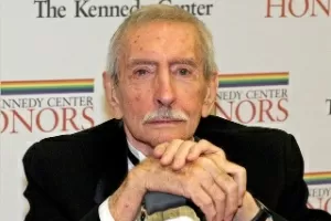 Edward Albee, considerado um dos maiores dramaturgos dos EUA, posa em 2012 - Getty Images