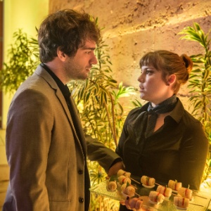 Isabela (Alice Wegmann) encontra Tiago (Humberto Carrão) e o clima fica tenso  - Divulgação/TV Globo/	Caiua Franco - Divulgação/TV Globo/	Caiua Franco