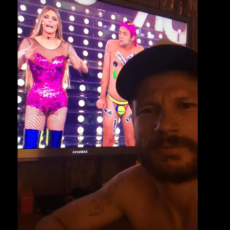 Rodrigo Hilbert faz foto ao lado da imagem de Fernanda Lima na TV  - Reprodução/Snapchat/RodrigoHilbert 