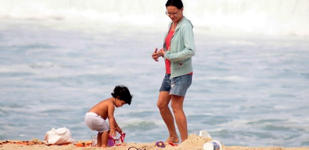 Carolina observa a filha Isabel brincar na areia da praia do Leblon - J.C.Pereira/Ag.News - J.C.Pereira/Ag.News