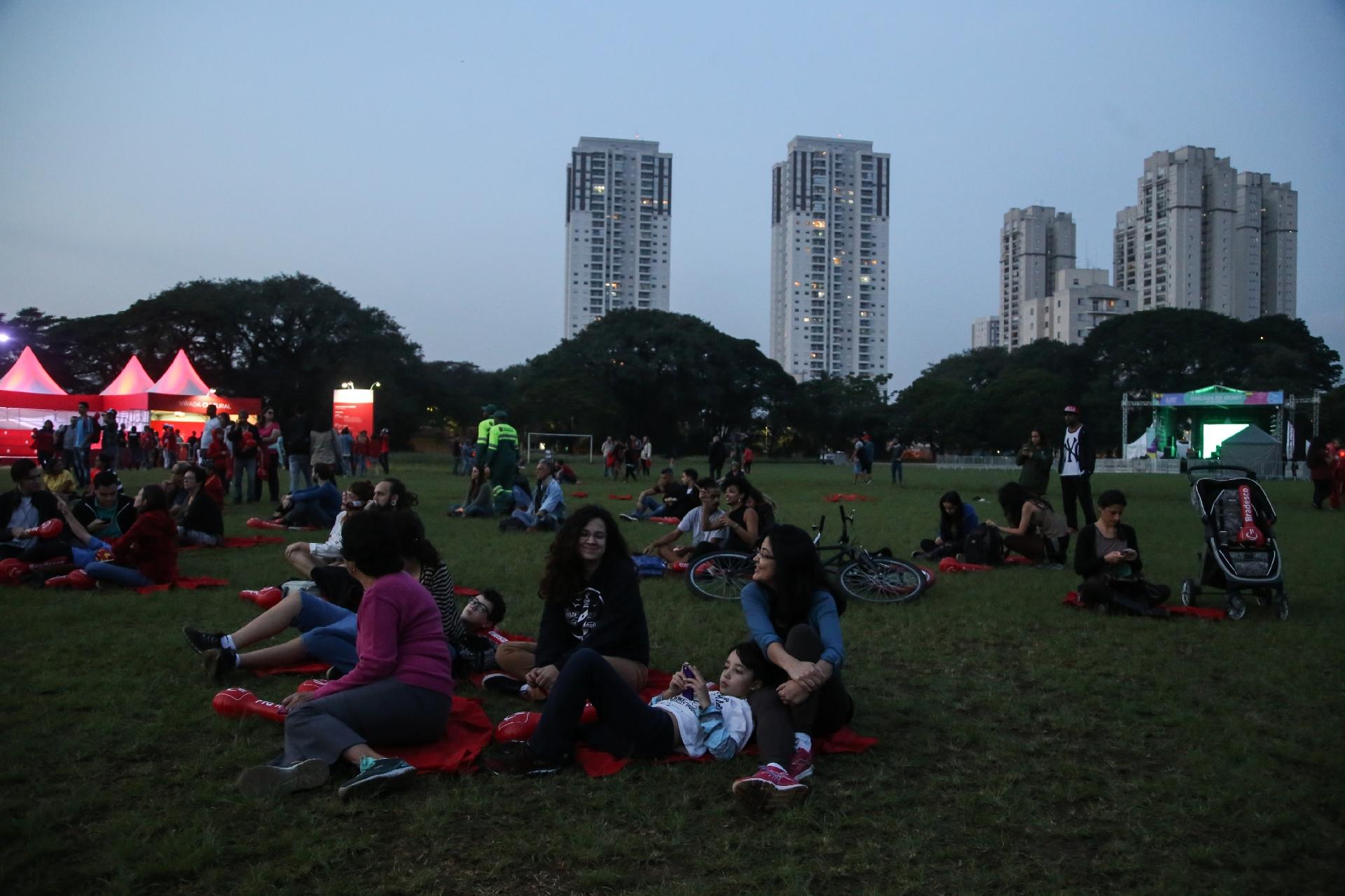 Público espera início dos shows da Virada Cultural 2017 no palco da Chácara do Jockey, zona oeste de São Paulo - Amanda Perobelli/UOL
