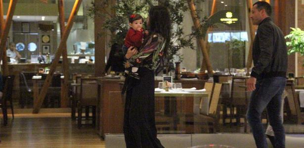 Malvino Salvador passeia com a mulher e as filhas em shopping carioca - Agnews - Agnews