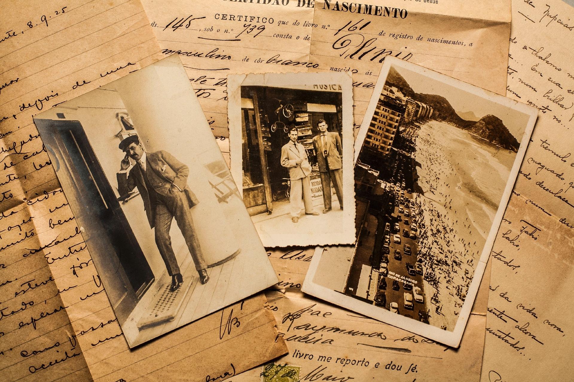 Fotografias antigas são os objetos mais comuns encontrados dentro dos livros. Em uma delas, é possível ver uma imagem aérea da praia de Copacabana, no Rio de Janeiro, sem o calçadão. A foto foi encontrada dentro de um livro do Sebo do Messias, em São Paulo - Fernando Moraes/UOL