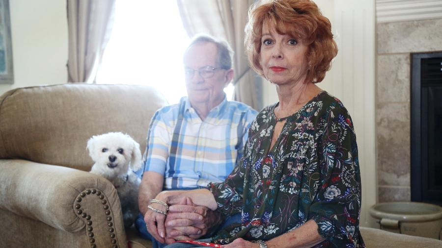 Marcy ao lado do marido, que sofre de Alzheimer e foi proibido de ir ao salão em que ela ia: "Disseram que ele deixa as outras clientes muito incomodadas" - Christopher Smith/The New York Times