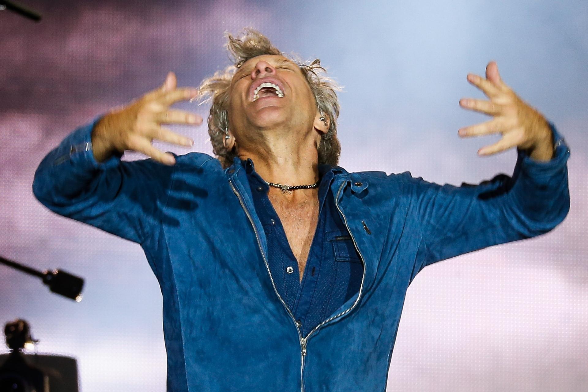 Animado, Jon Bon Jovi pula e faz caretas durante show no Rock in Rio - Marco Antonio Teixeira/UOL