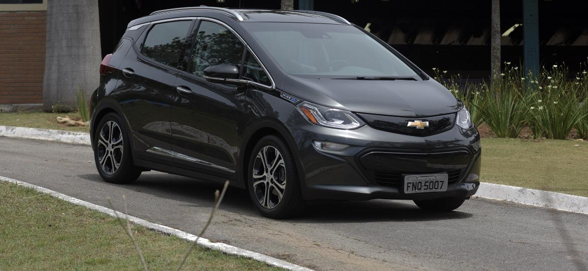 Chevrolet Bolt é um dos carros elétricos que devem chegar ao Brasil em breve - Murilo Góes/UOL