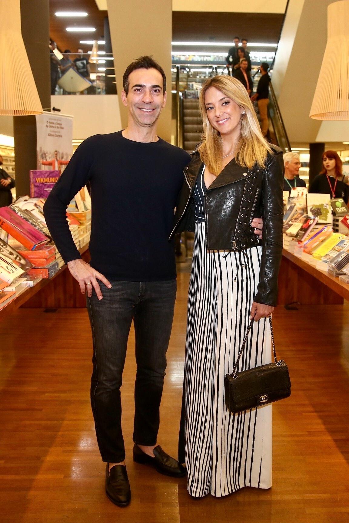 Famosos e profissionais da televisão prestigiaram na noite desta terça-feira (7) o lançamento do livro "Biografia da Televisão Brasileira", escrito pelos jornalistas Flávio Ricco e José Armando Vannucci, ocorrido em São Paulo - Manuela Scarpa/Brazil News