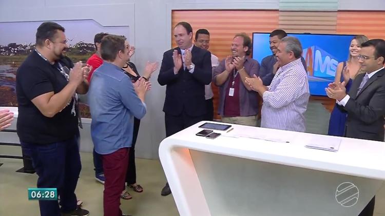 Ginez Cesar é aplaudido pela equipe do "Bom Dia MS" em sua despedida da TV Morena, afiliada da Globo - Reprodução/TV Globo - Reprodução/TV Globo