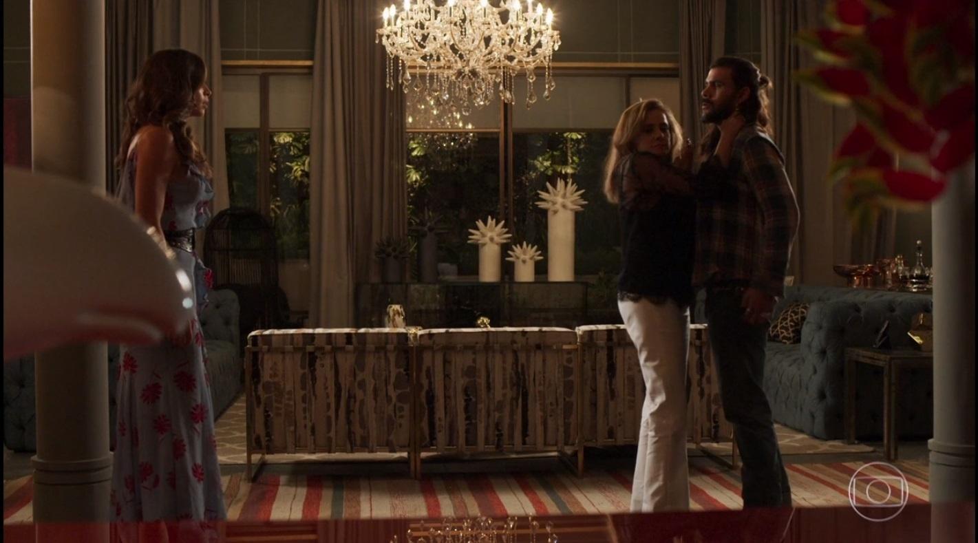 Lívia flagra Sophia aos beijos com Mariano; com quem ele deve ficar? - Reprodução/TV Globo