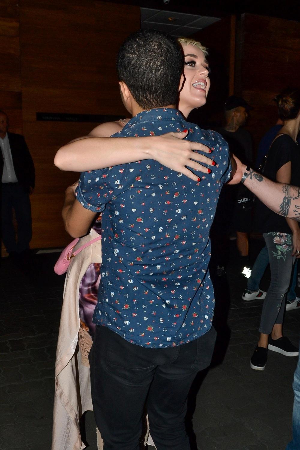 A cantora Katy Perry, que faz show em São Paulo neste sábado (17), saiu para jantar em uma churrascaria na sexta-feira e, muito simpática, conversou com fãs, tirou fotos e até autografou o braço de um deles - Clayton Felizardo/Brazil News