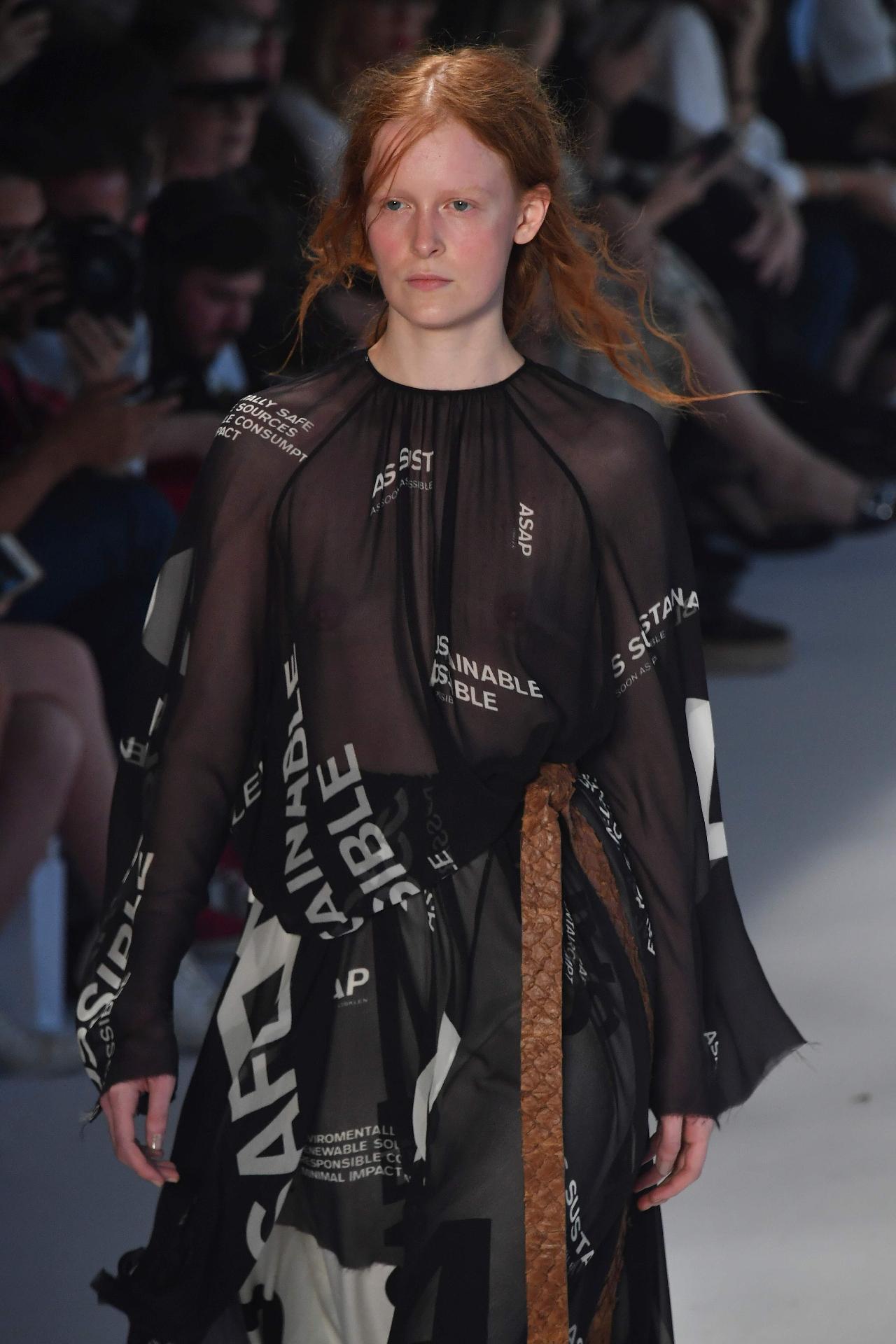 Detalhes do desfile da Osklen na SPFW N45 - Nelson Almeida/AFP Photo