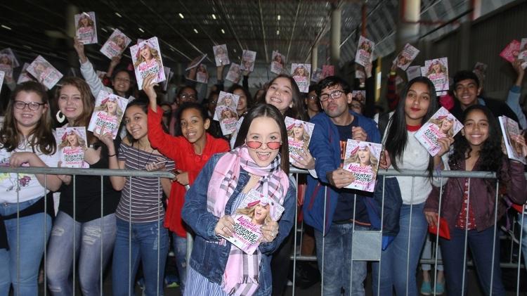 Larissa Manoela posa com os fãs na Bienal Internacional do Livro, em São Paulo - Amauri Nehn/Brazil News - Amauri Nehn/Brazil News