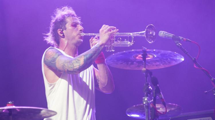 O baterista Josh Dun toca trompete durante show do Twenty One Pilots - Alberto Pezzali/Pacific Press/LightRocket via Getty Images - Alberto Pezzali/Pacific Press/LightRocket via Getty Images