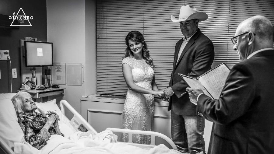 Clay Cameron e Sky Howard trocaram votos no hospital Hemphill County, no Texas, nos Estados Unidos,  - Reprodução/Facebook