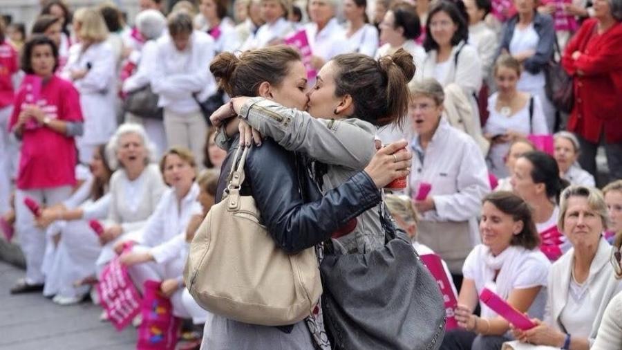 Mulheres se beijam em frente a protesto contra o casamento gay, em Marselha, em foto de 2012 - AFP