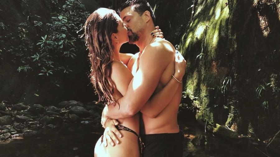 Mariana Goldfarb e Cauã Reymond namoram em cachoeira - Reprodução/Instagram