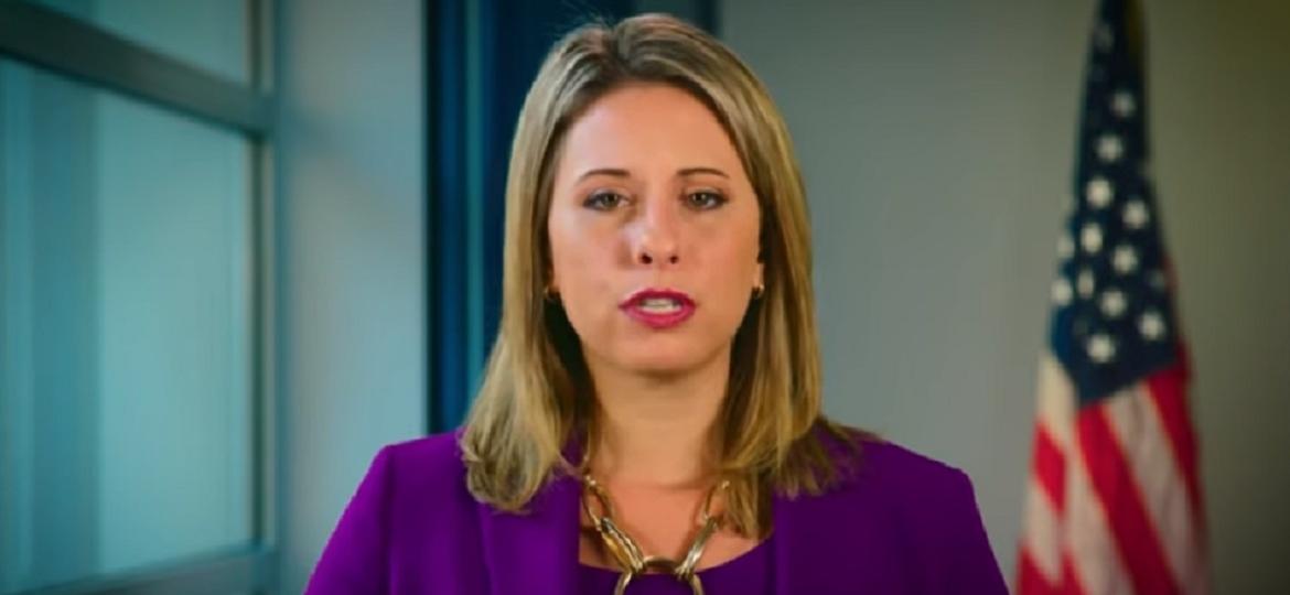 A deputada americana Katie Hill teve fotos íntimas vazadas lança suspeita por "marido abusivo" - Reprodução/YouTube