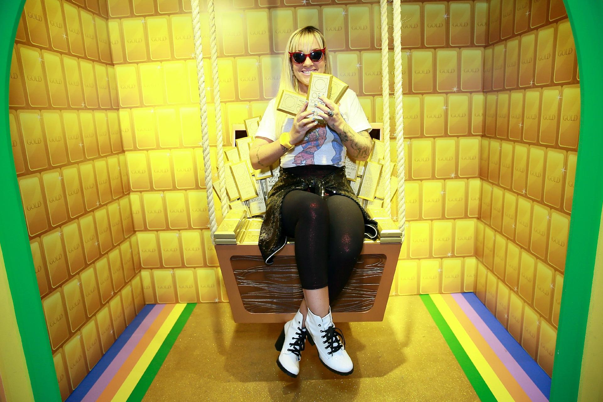 Vivi Fernandez com as barras de ouro do Show do Milhão no estande do SBT na CCXP 2019 - Iwi Onodera/UOL