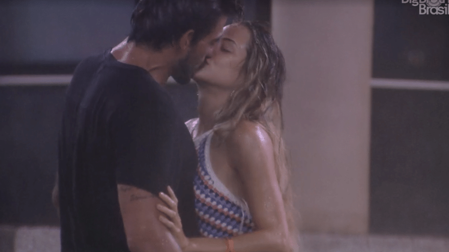 Gabi e Guilherme se beijam na chuva - Reprodução/Globoplay
