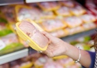 Enquanto aguarda UE liberar carne bovina, Brasil avança com frango e mel